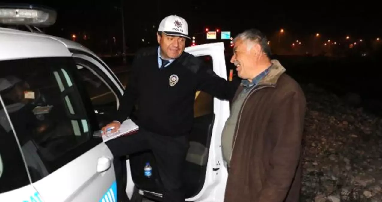 Kaza Yapan TIR Şoförünü Polis Teselli Etti