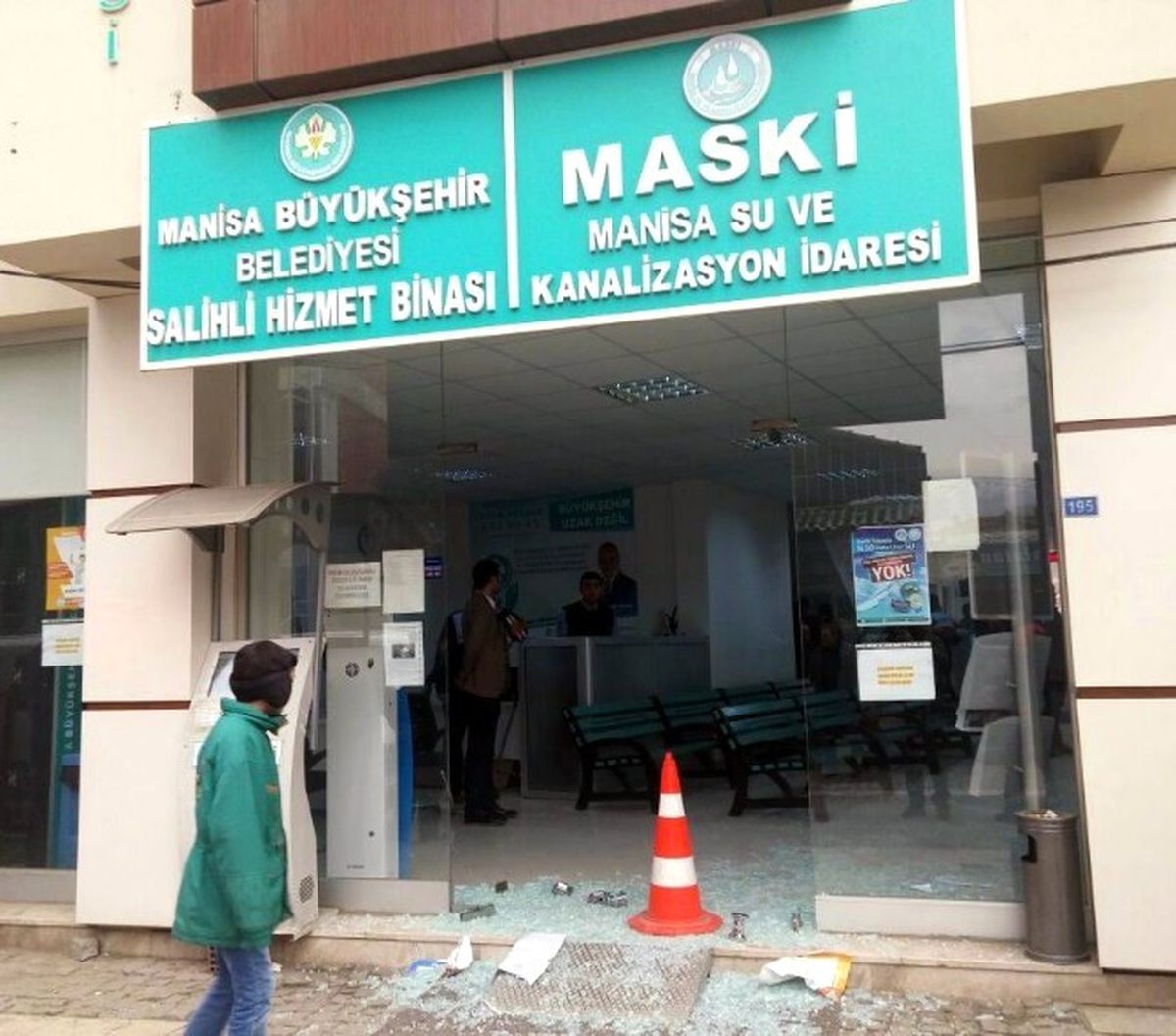 Manisa\'da Maski Binasına Baltalı Saldırı