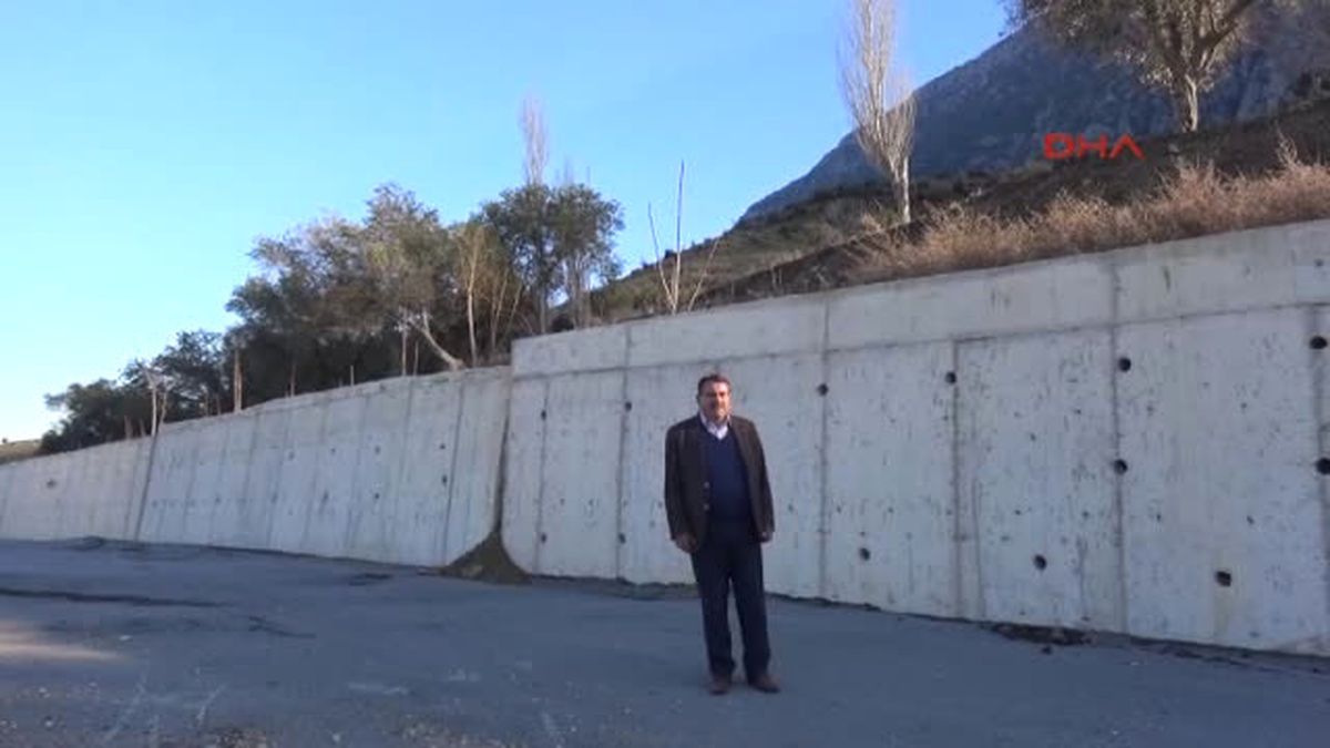 Manisa Spil Dağı Eteklerindeki Mahallede Heyelan Korkusuyla Yaşıyorlar