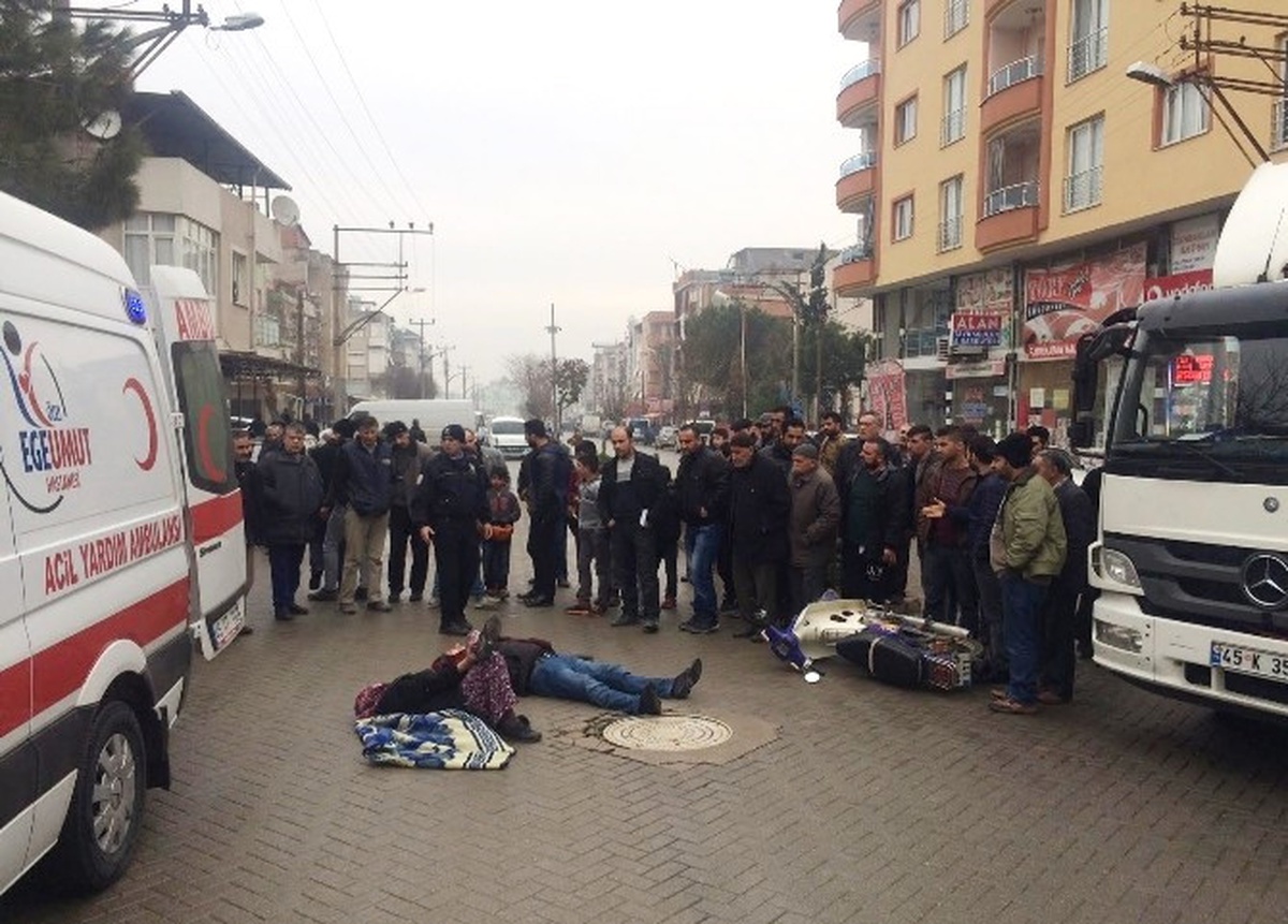 Motosiklet ile Kamyon Çarpıştı: 2 Yaralı