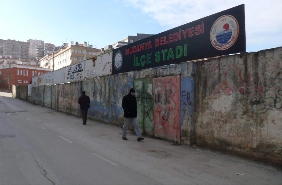 Mudanya Stadı\'nın Duvarları Bakımsızlıktan Dökülüyor