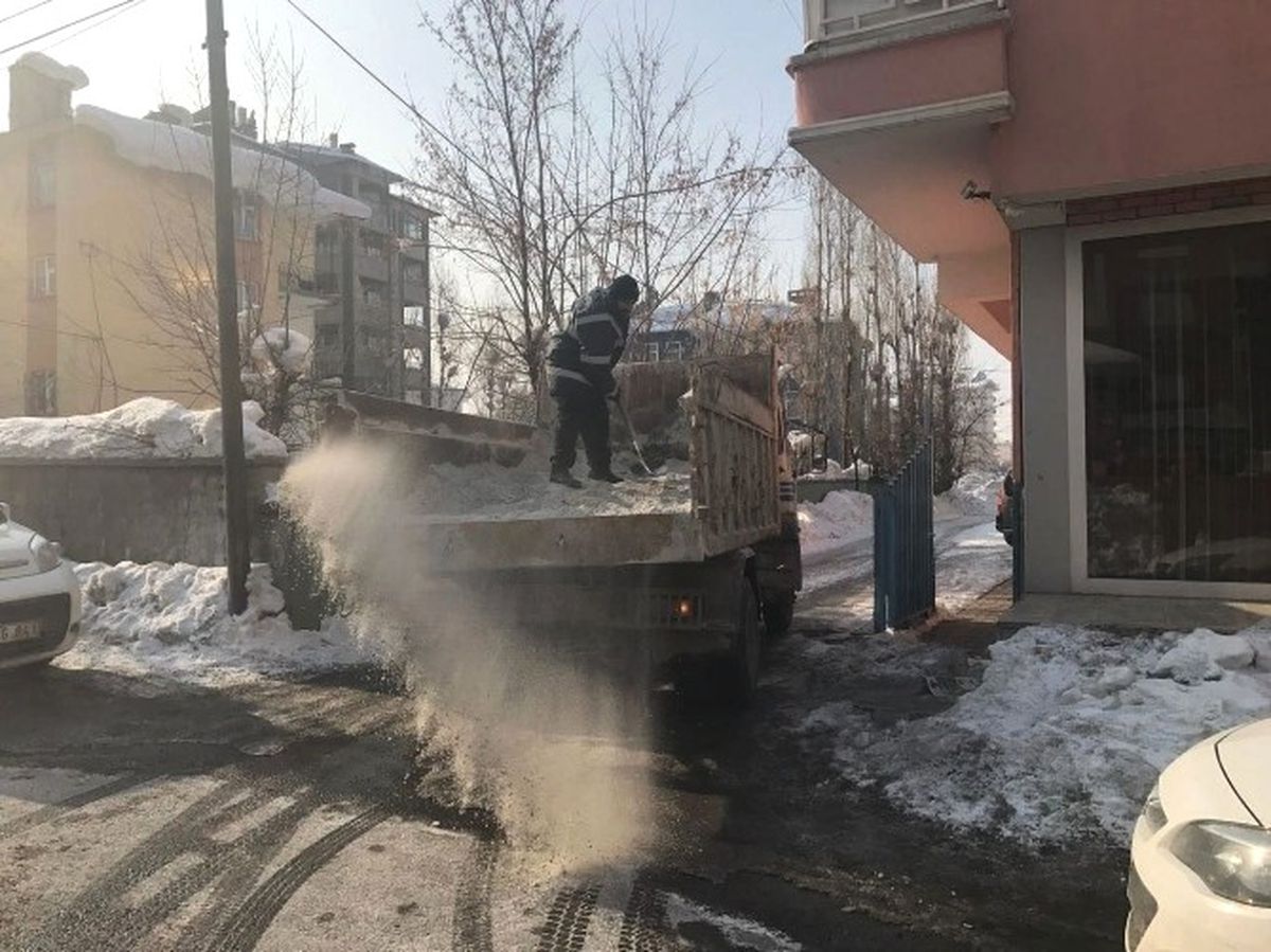 Muş\'ta Yol Tuzlama Çalışması