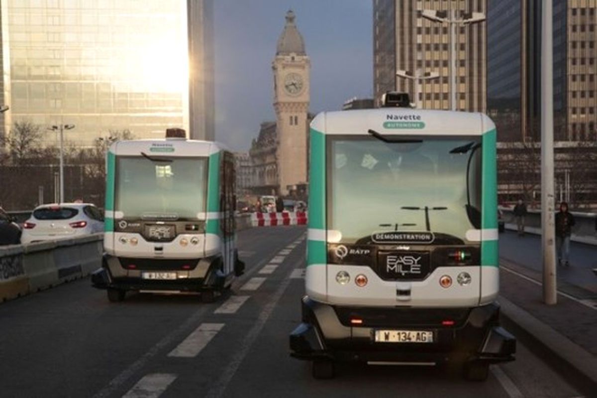Paris\'te Sürücüsüz Otobüsler Trafiğe Çıktı