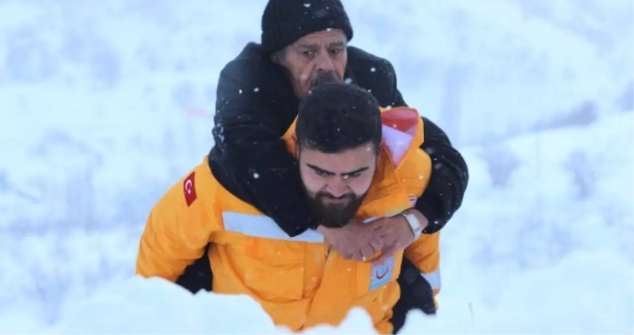 Sağlık Görevlisi, Kar Geçit Vermeyince Hastayı Sırtında Taşıdı