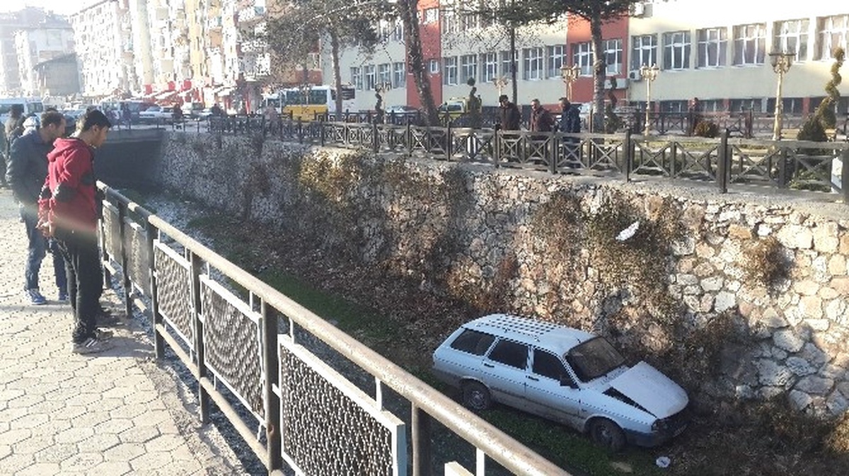 Tokat\'ta Otomobil Dereye Uçtu: 1 Yaralı