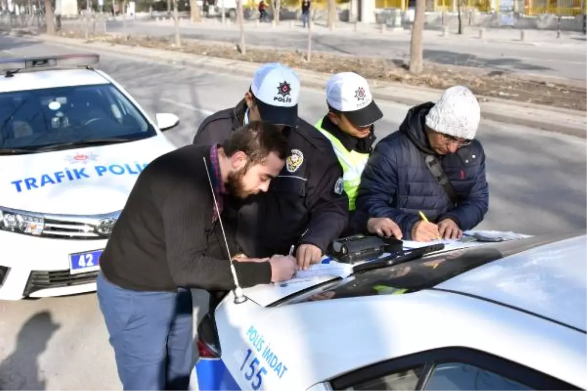 Trafik Polisi, Toplu Taşıma Araçlarına Sivil Binip, İhlal Yapanlara Ceza Yazıyor