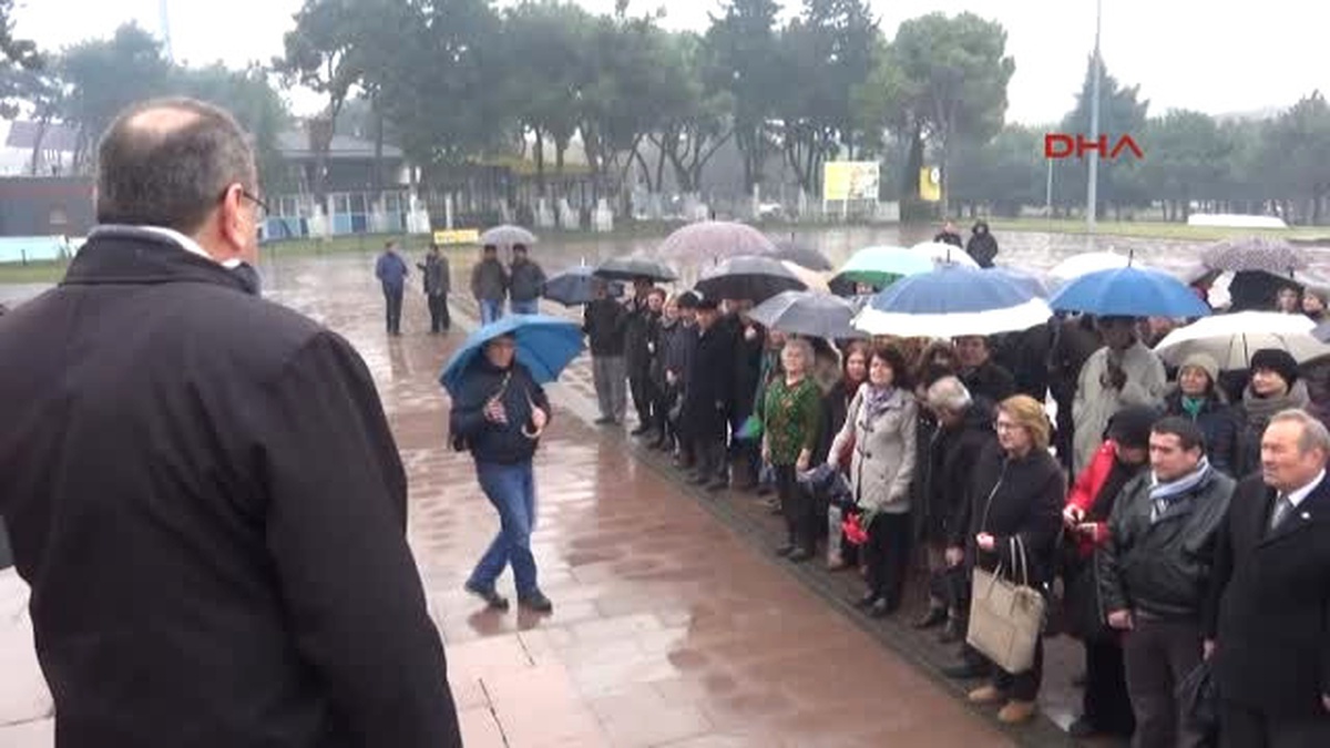 Uğur Mumcu, Balıkesir\'de Yağmur Altında Anıldı