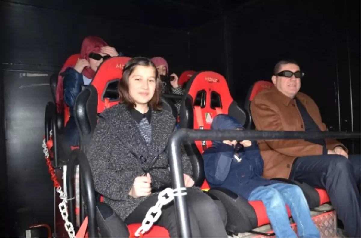 Alaplı Belediye Başkanı Tekin, Öğrencilerle Sinema İzledi