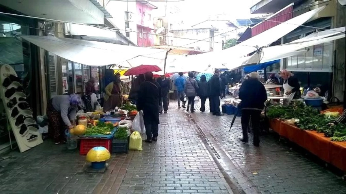 Aydın\'da Yağış Pazarcı Esnafına Tezgah Açtırmadı