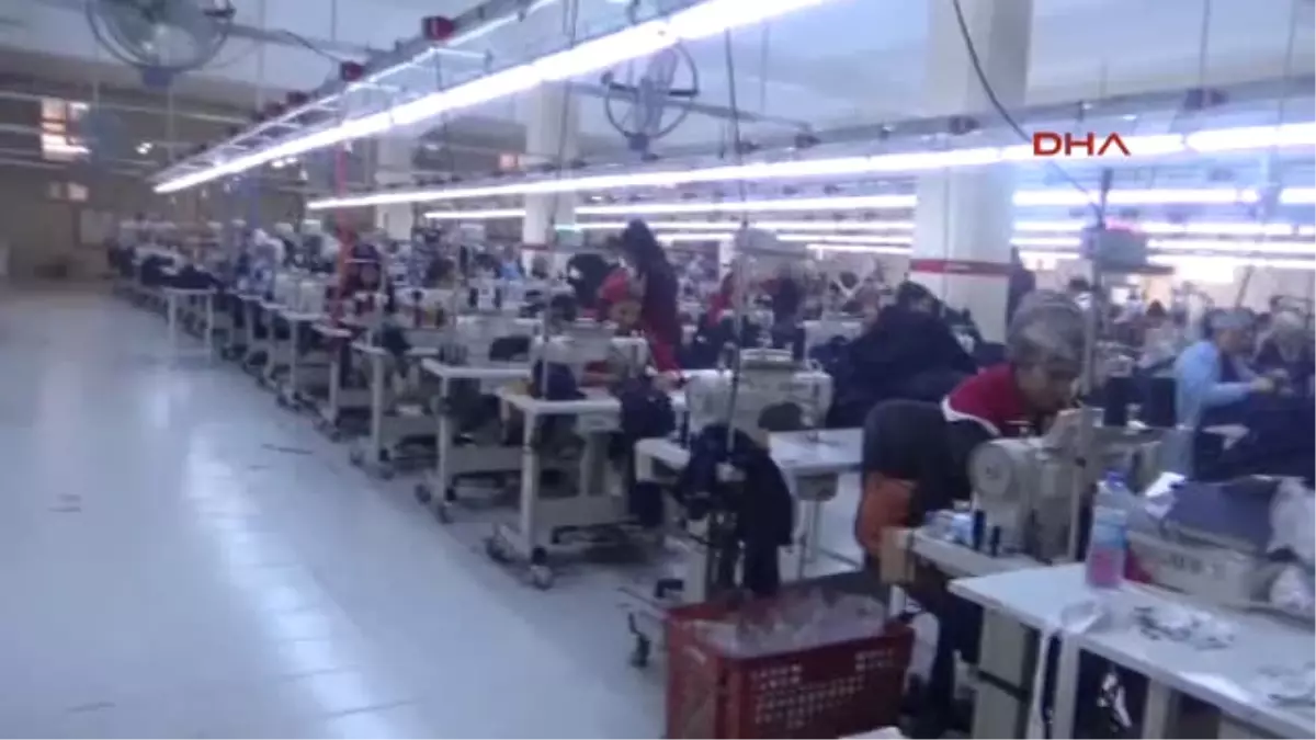 Birecik\'teki Tekstil Fabrikasında 300 Kadın Çalışıyor