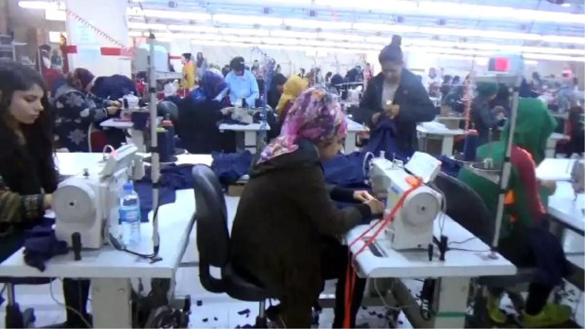 Birecik\'teki Tekstil Fabrikasında 300 Kadın Çalışıyor