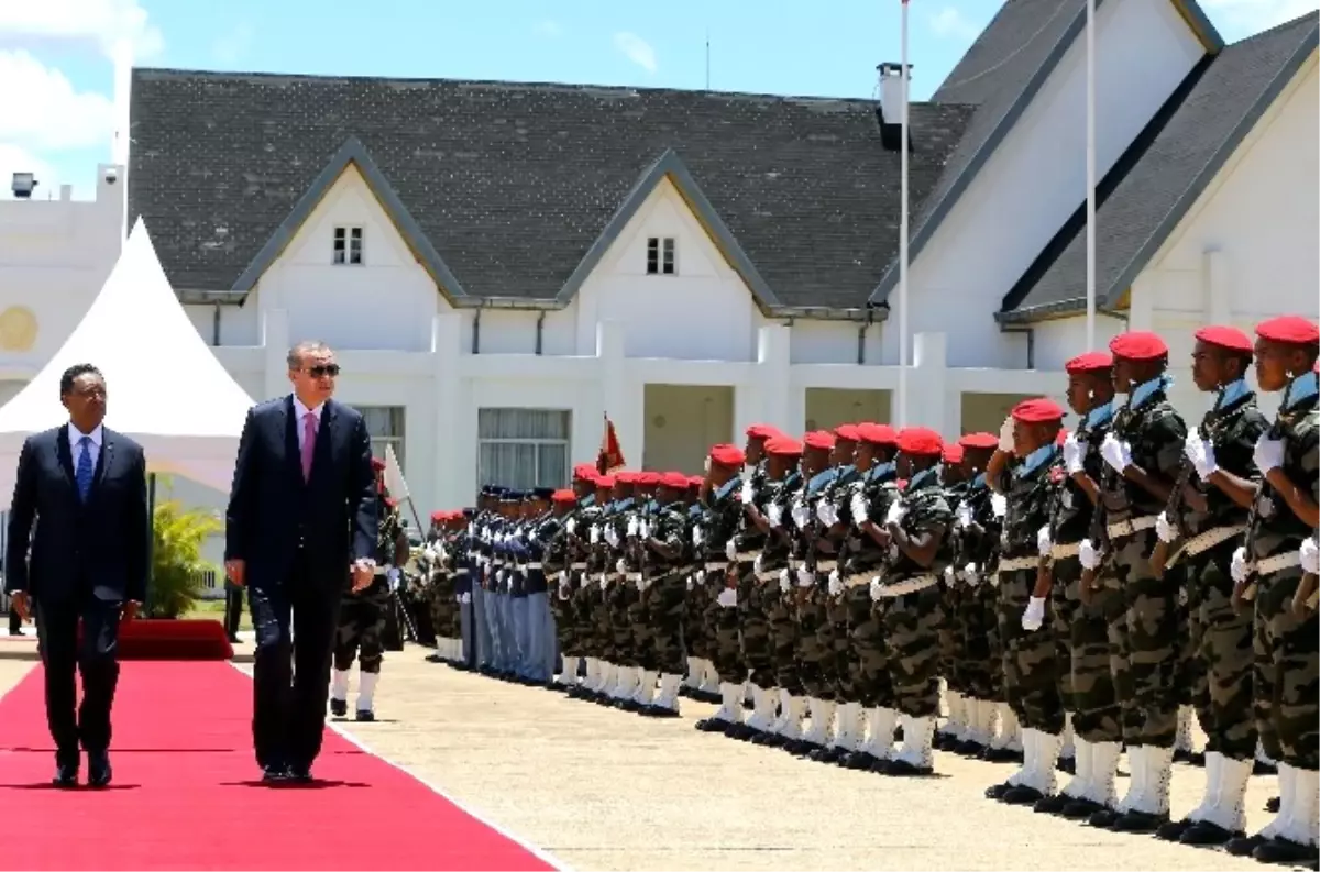 Cumhurbaşkanı Erdoğan Madagaskar\'da Resmi Törenle Karşılandı