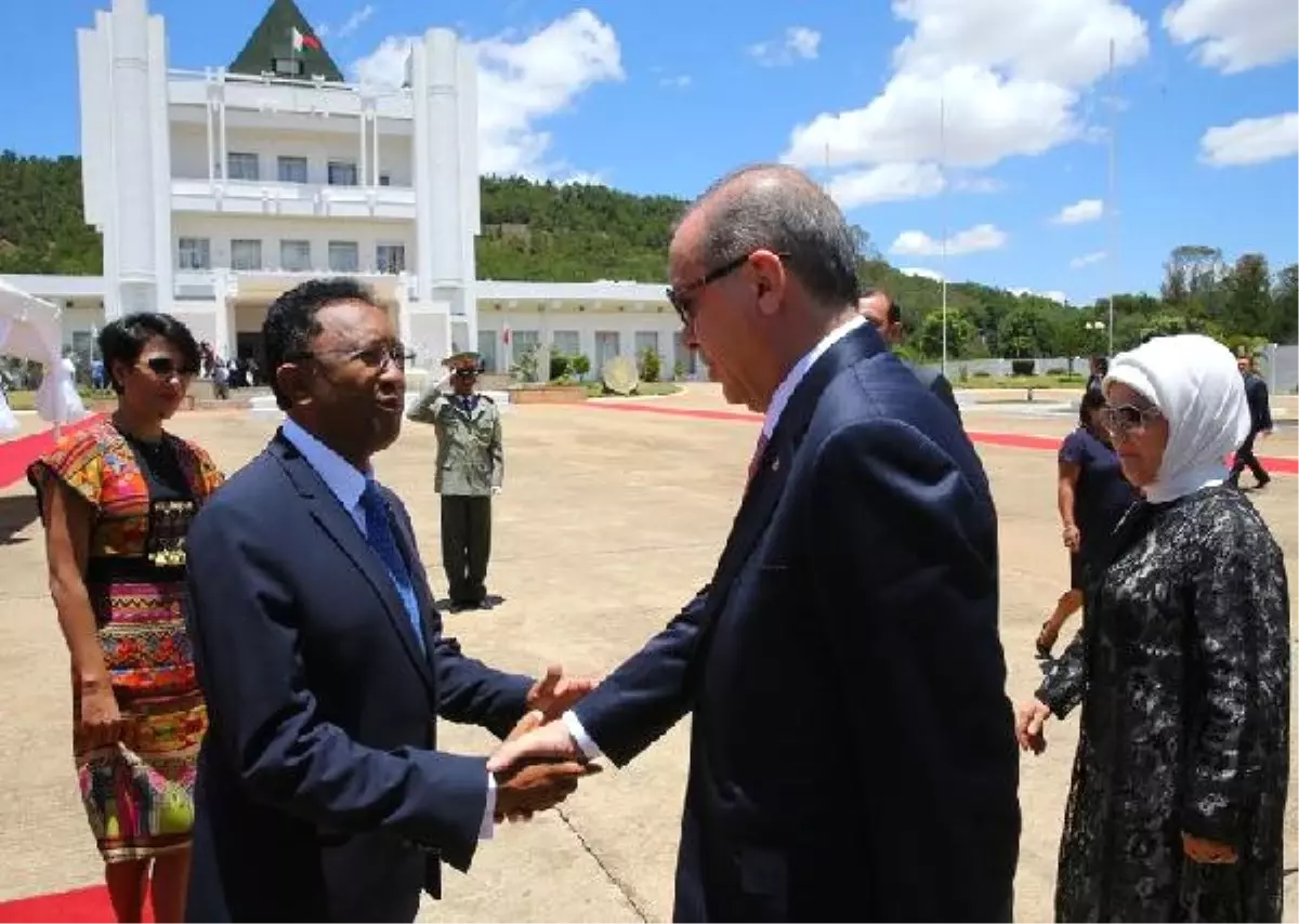 Cumhurbaşkanı Erdoğan Madagaskar\'da Resmi Törenle Karşılandı - 2