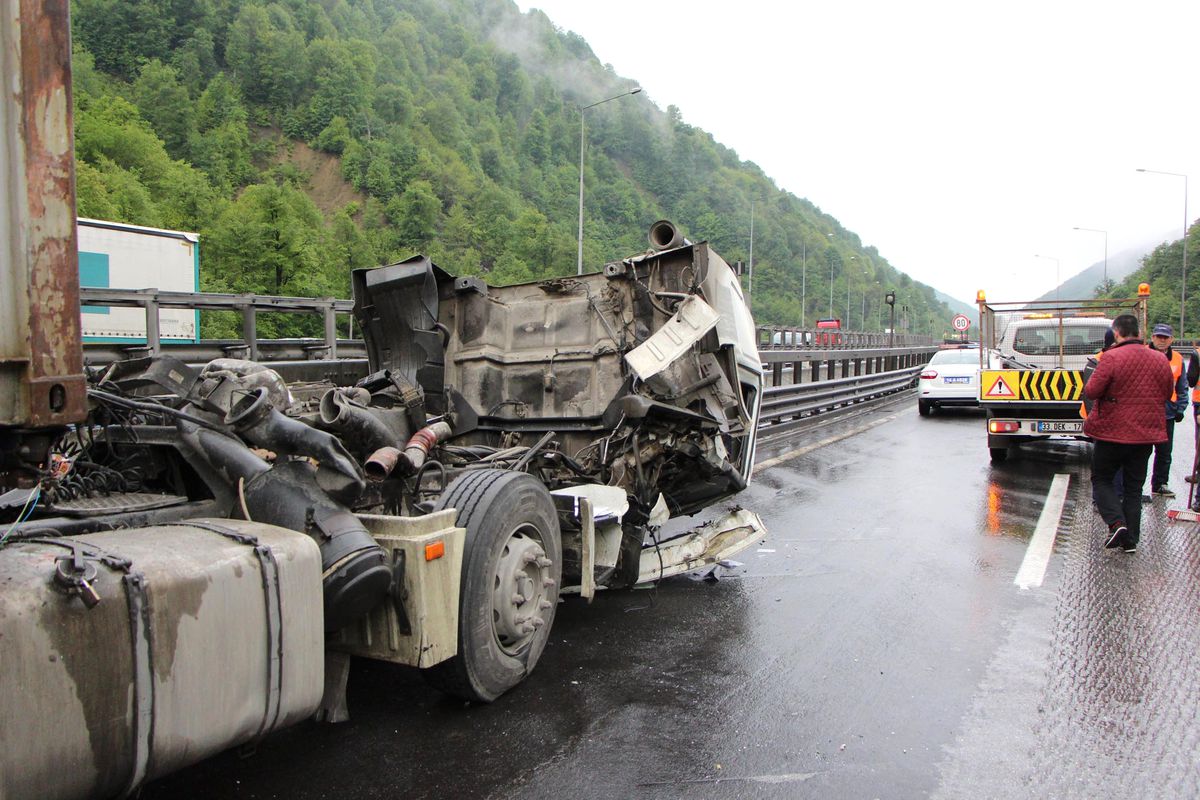TEM\'de Kaza! İstanbul Yönü Trafiğe Kapandı