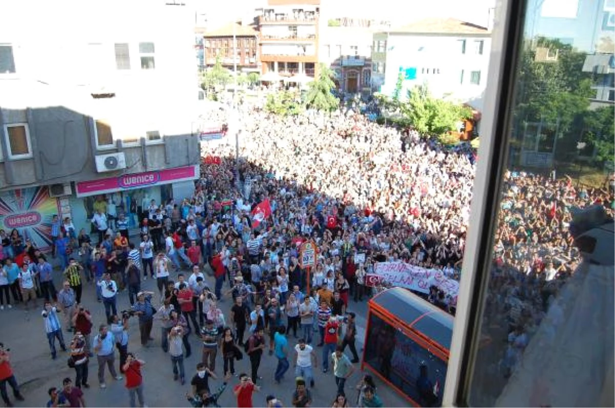 Edirne\'de AK Parti Binasını Tahrip Eden 28 Kişiye Hapis Cezası