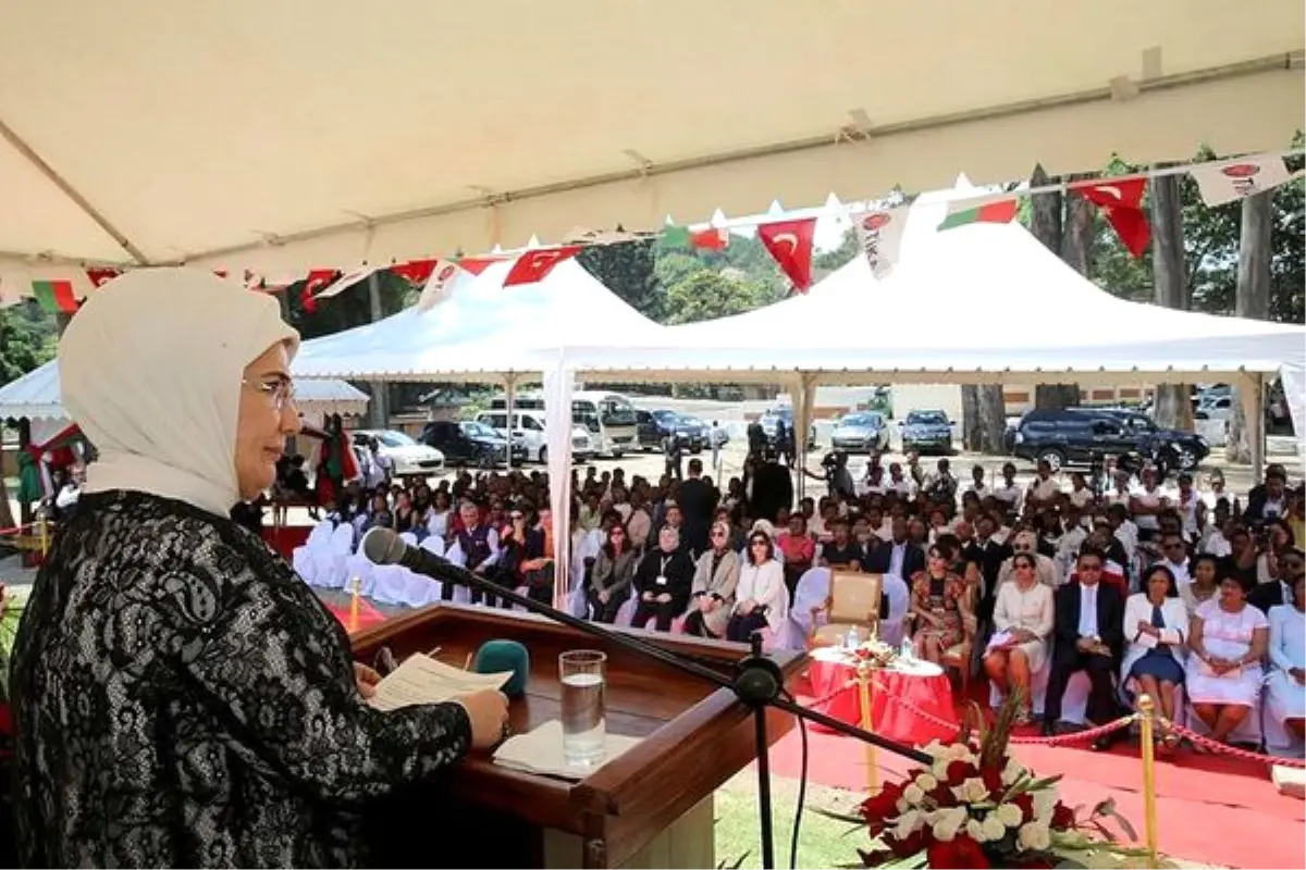 Emine Erdoğan, Madagaskar\'da Kadın Eğitim Merkezinin Açılışını Yaptı