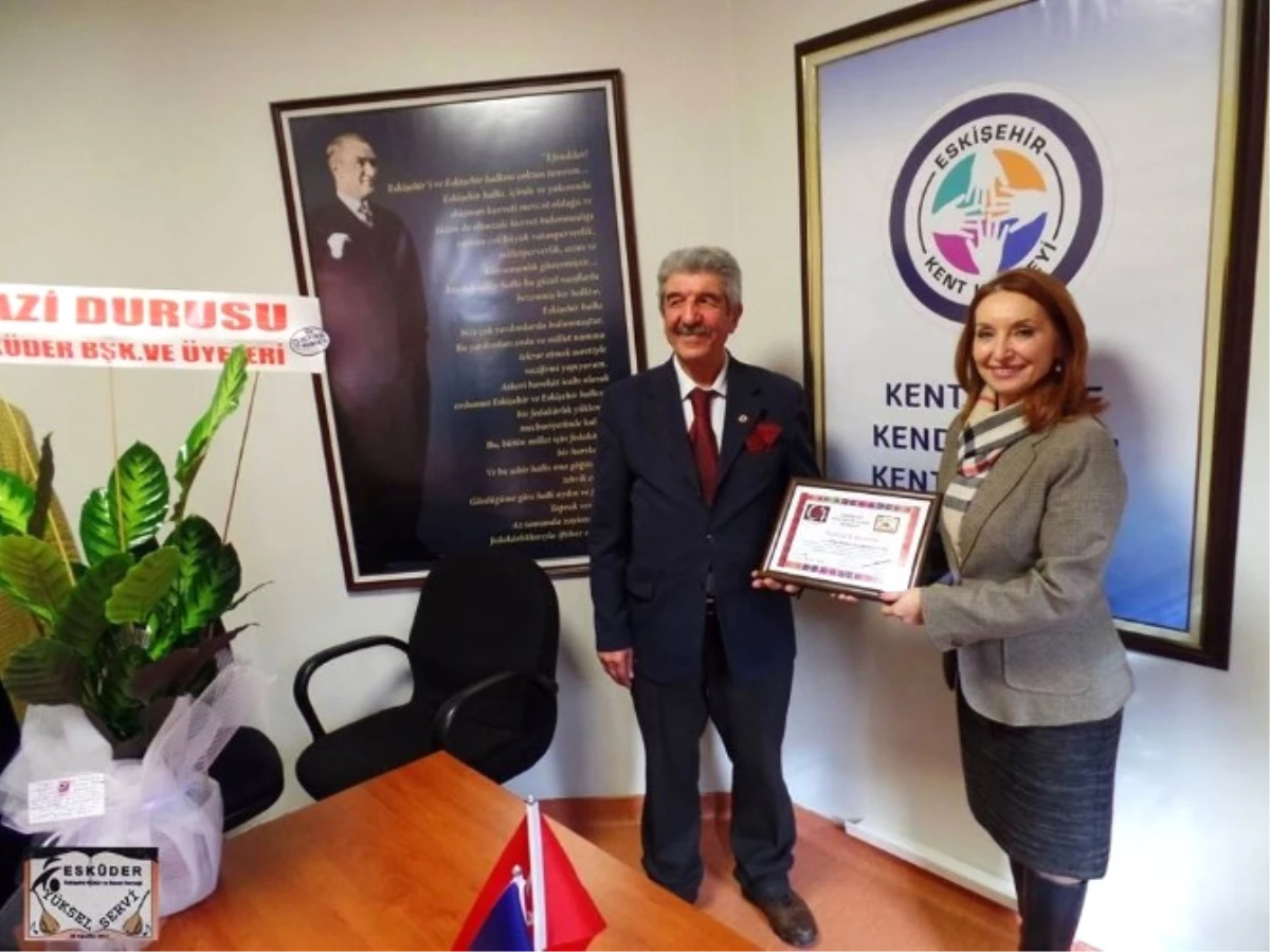 Esküder\'den Eskişehir Kent Konseyi Başkanı Nuray Akçasoy\'a Teşekkür Belgesi