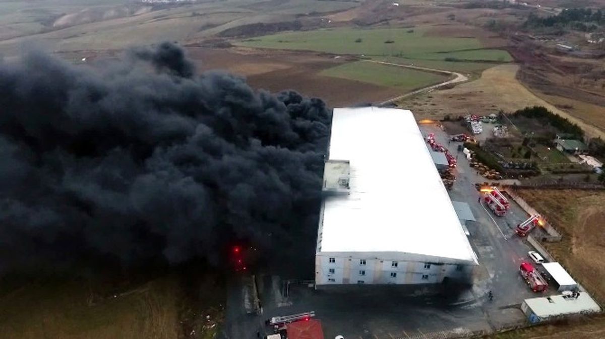 Hadımköy\'deki Fabrika Yangınını Söndürme Çalışmaları Sürüyor