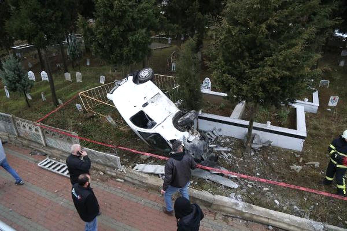 Hafif Ticari Araç Mezarlığa Uçtu: 2 Yaralı
