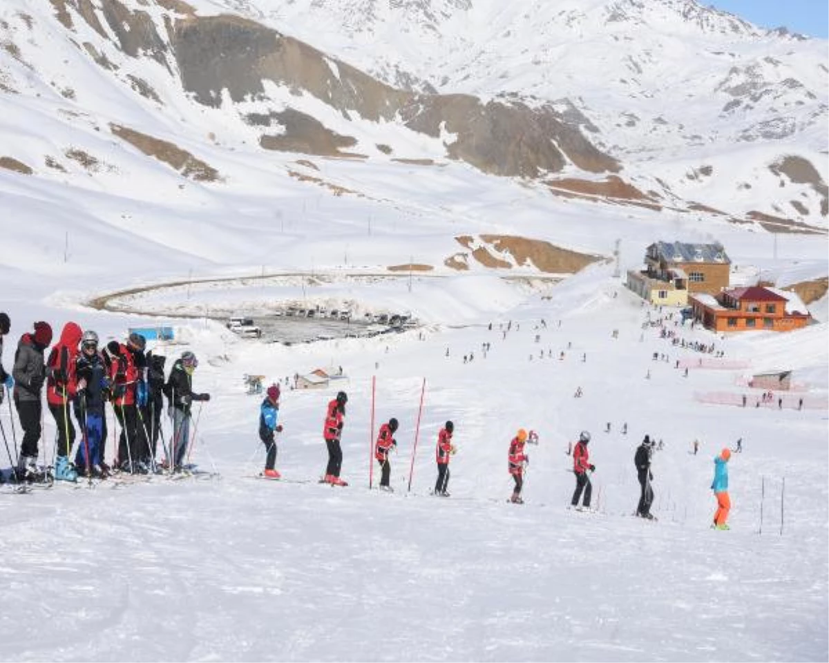 Hakkarili Öğrenciler Tatillerini Kayak Yaparak Geçiriyor