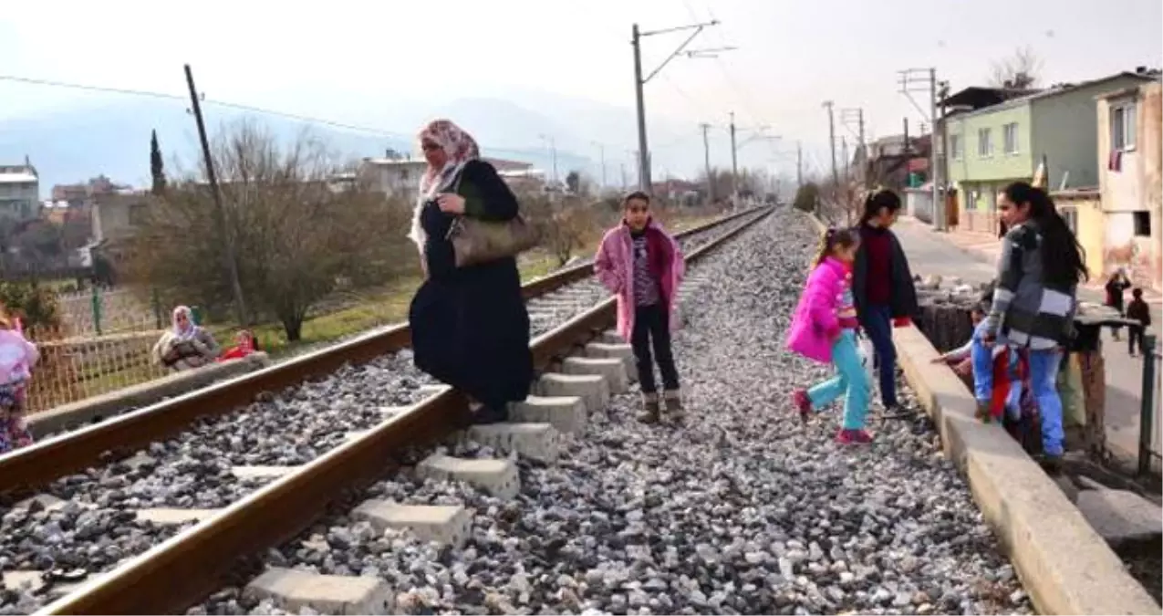 İki Mahalle Arasına Yapılan Demir Yolu Vatandaşları Tehlikeye Sokuyor