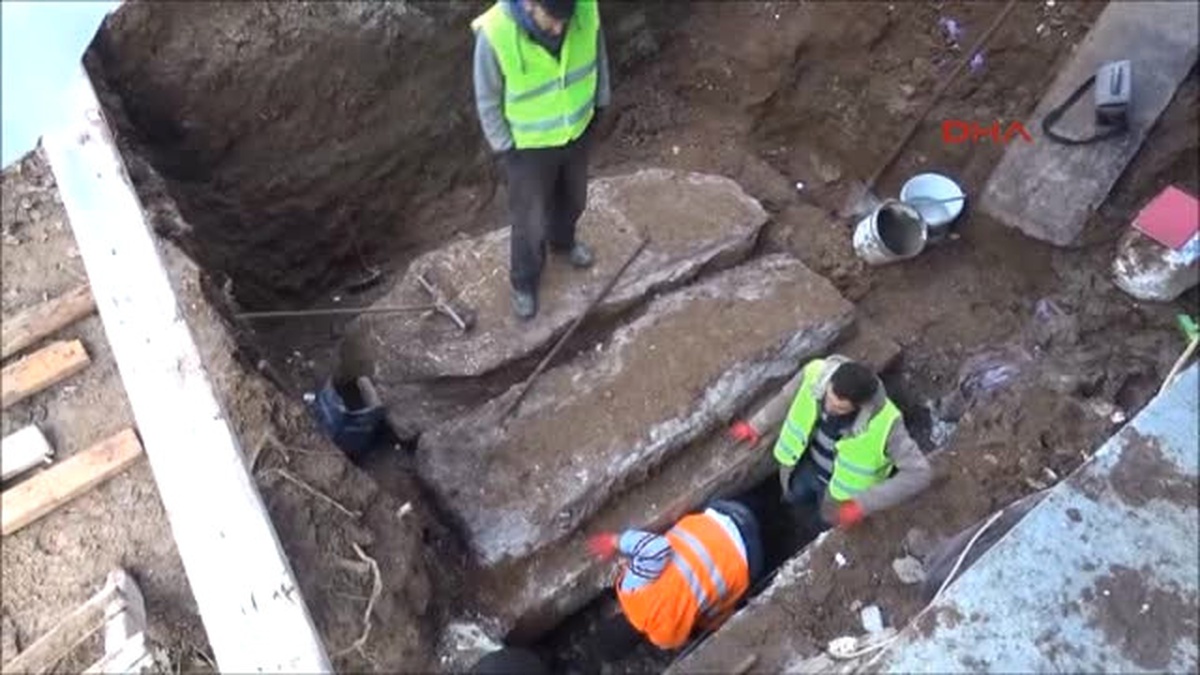Inşaat Sahasında Oda Mezar Kalıntıları Bulundu