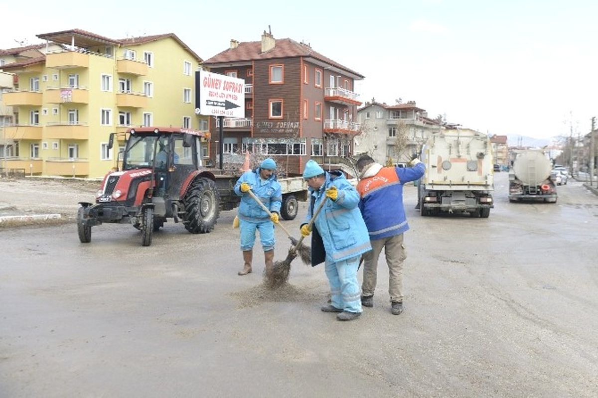 Isparta\'da 44 Mahallede Kar Sonrası Temizlik Seferberliği