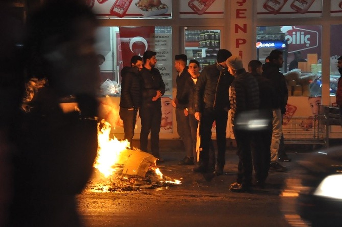 Kars\'ın Soğuğu Vatandaşa Durakta Ateş Yaktırdı