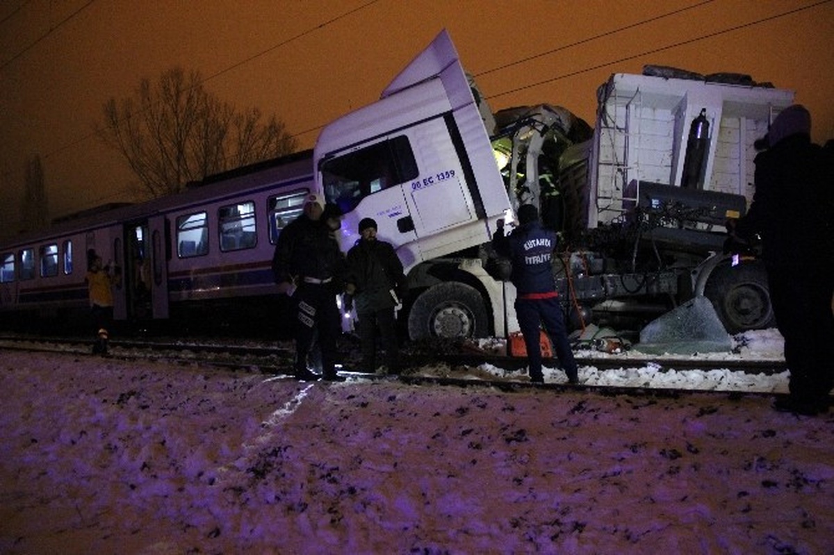 Kütahya\'da Yolcu Treni Tıra Çarptı: 1 Ölü, 14 Yaralı
