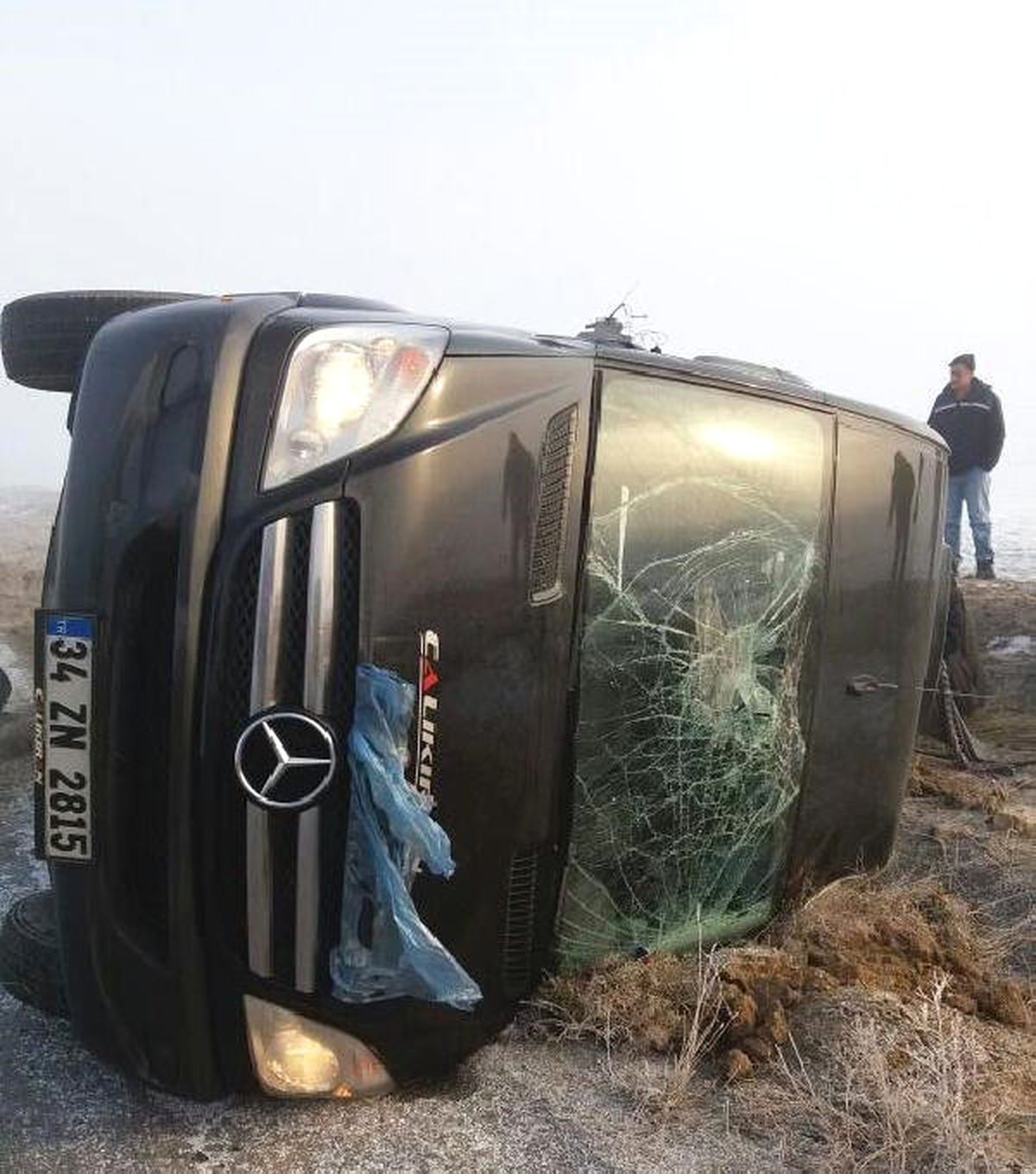 Minibüs ile Kamyonet Çarpıştı: 1 Ölü, 7 Yaralı