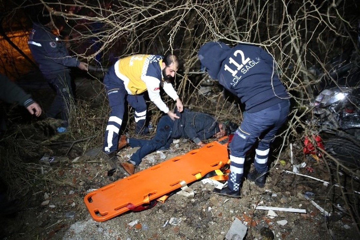 Otobüs Durağına Çarpan Otomobil Araziye Devrildi