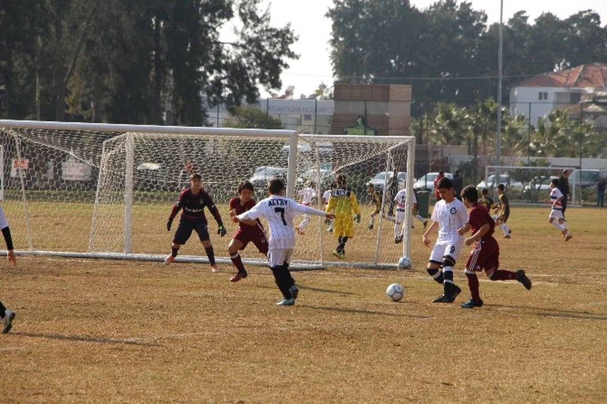 Sömestr Cup" Futbol Turnuvası Kuşadası\'nda Başladı