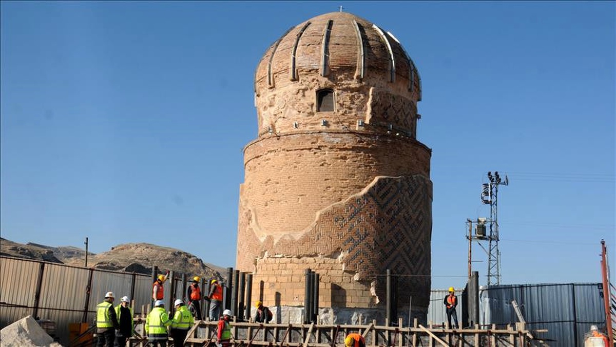 Tarihi Türbe 2 Kilometre Taşınacak