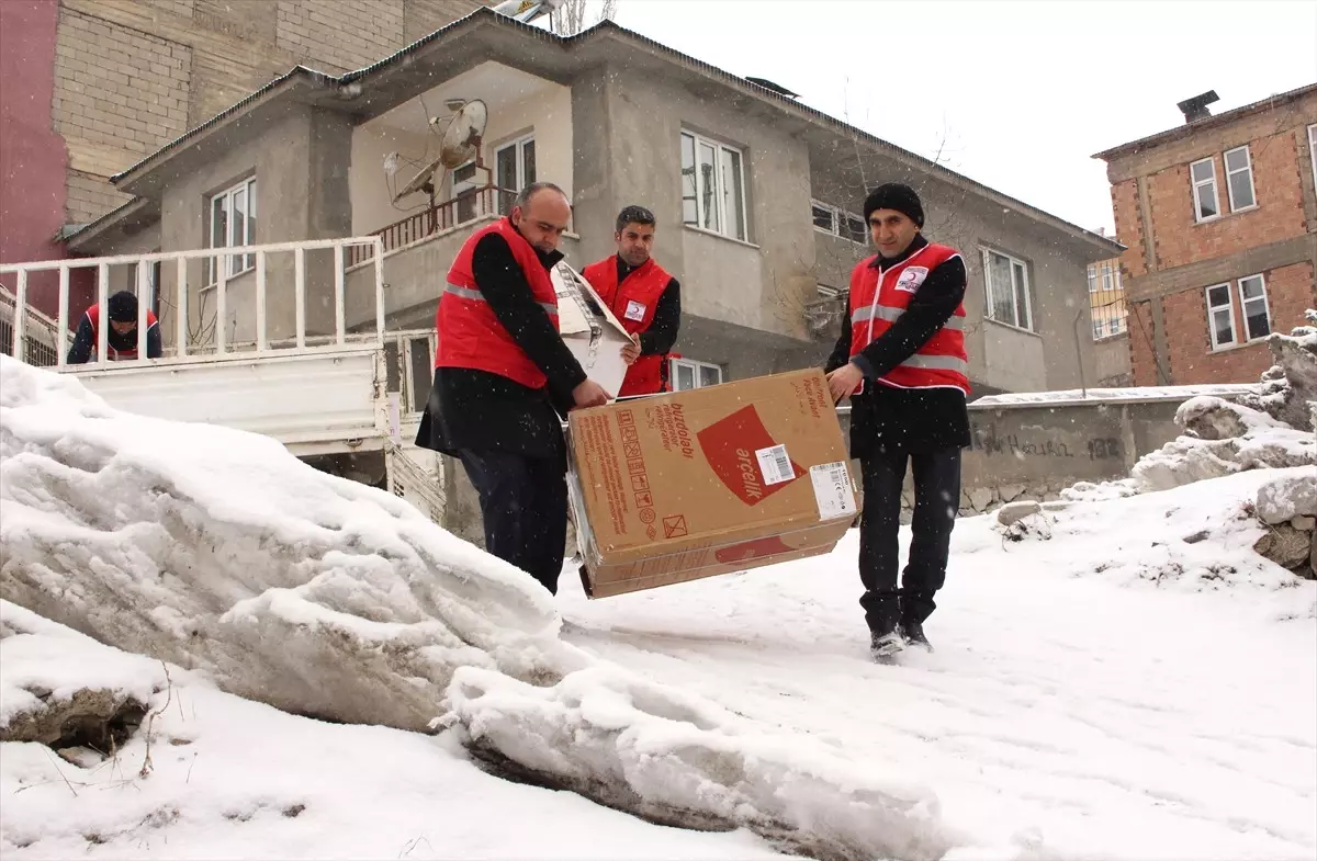 Türk Kızılayından Evleri Yanan Ailelere Yardım