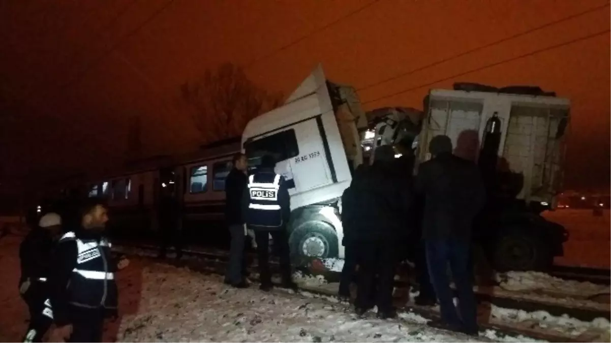 Yolcu Treni Tıra Çarptı: 1 Ölü, 11 Yaralı