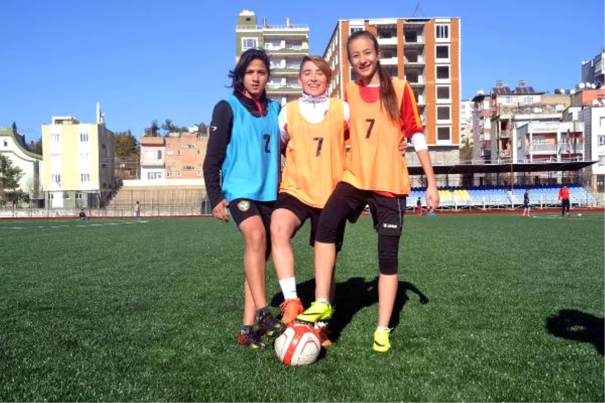Zonguldaklı Kadın Futbolcu Siirt\'e Transfer Oldu