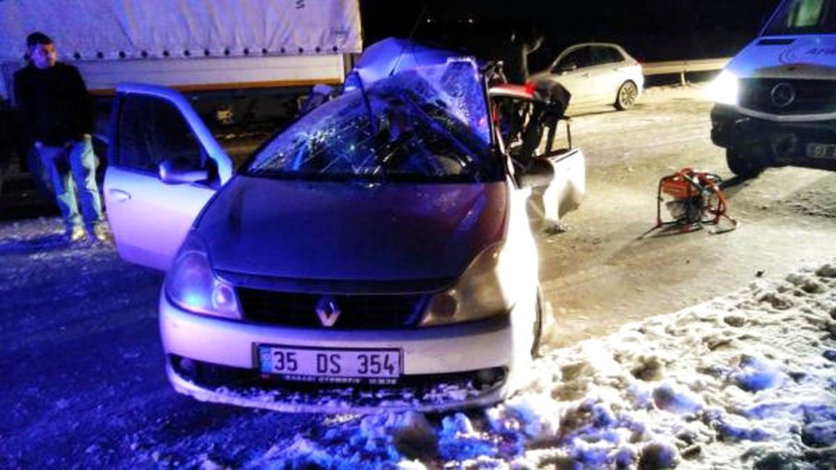 Afyonkarahisar\'da Tır\'la Otomobil Çarpıştı: 1 Ölü, 2 Yaralı