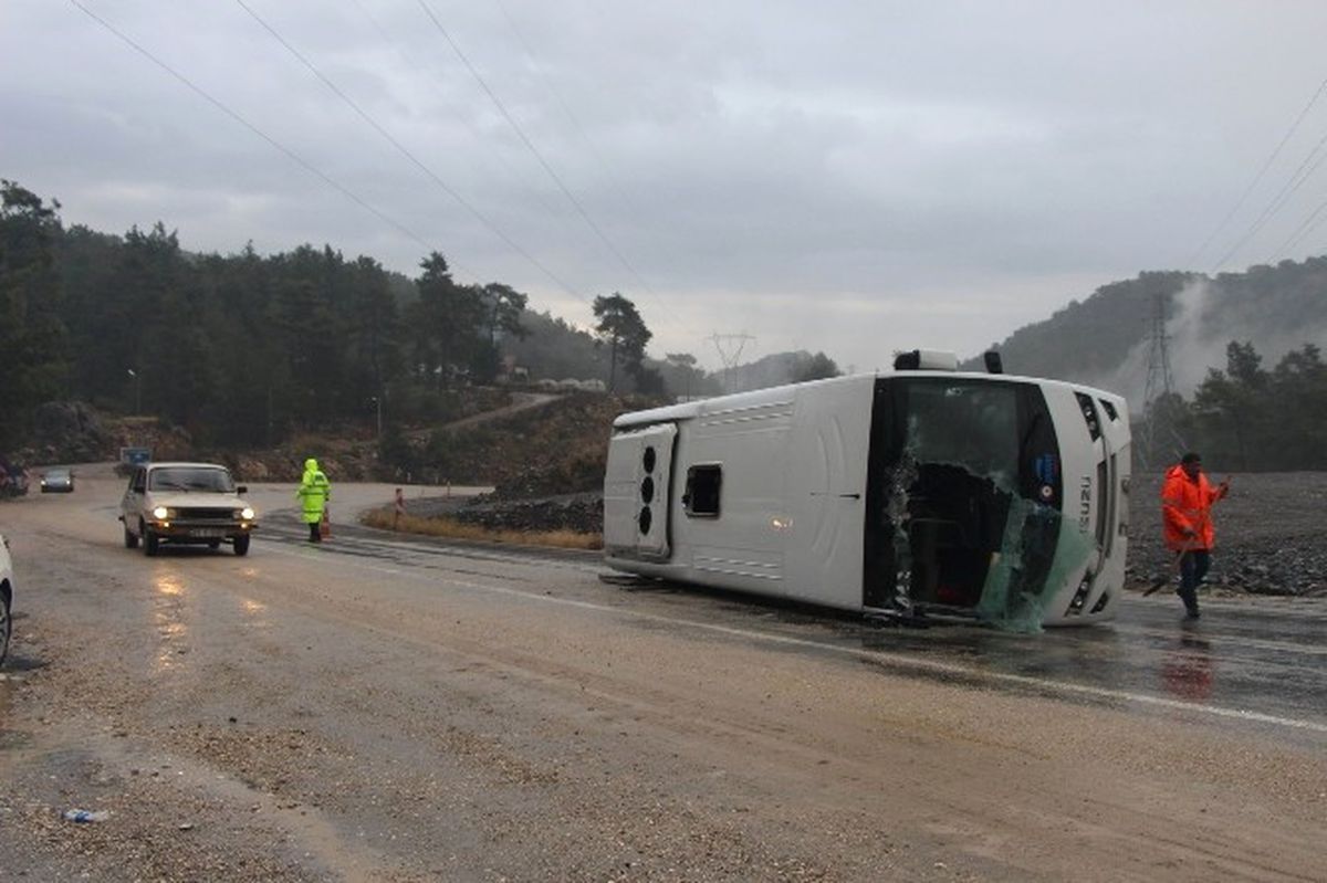 Antalya\'da Turist Midibüsü Devrildi: 13 Yaralı