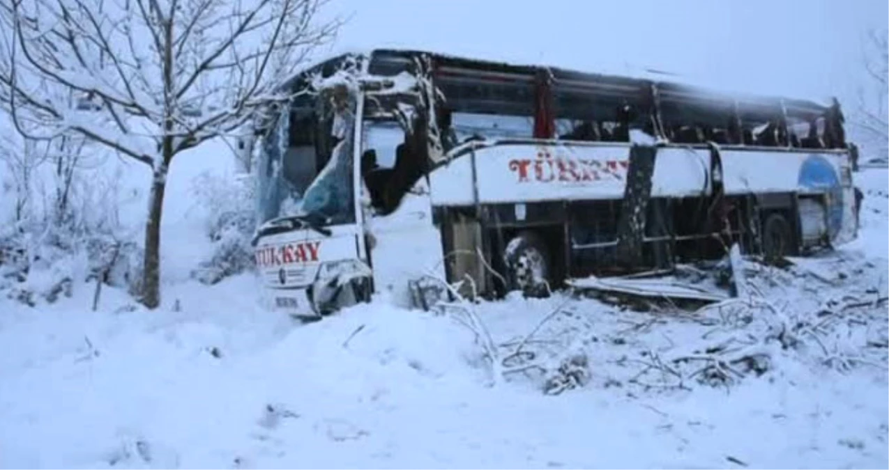 Sinop\'ta Yolcu Otobüsü Şarampole Yuvarlandı: 4 Ölü 27 Yaralı