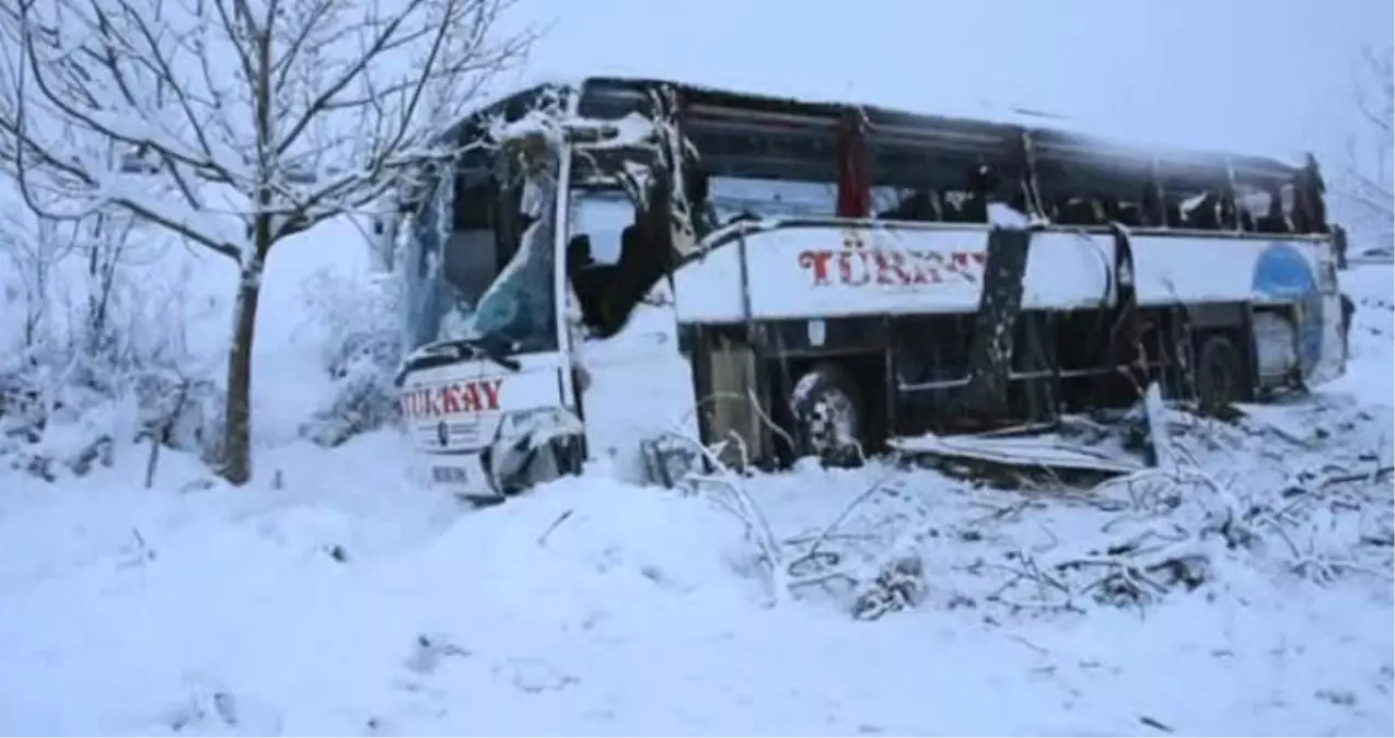 Sinop\'ta Yolcu Otobüsü Şarampole Yuvarlandı: 4 Ölü 27 Yaralı