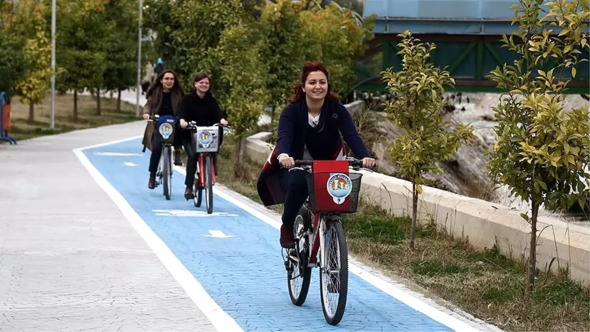 Belediye Personelinin Bisikletli Mesaisi