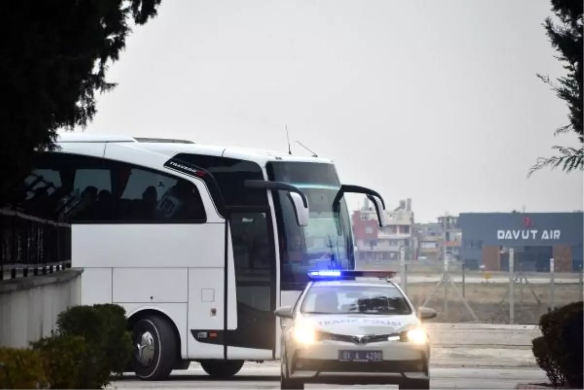 Beşiktaş Takımını Taşıyan Uçak Adana\'ya İndi