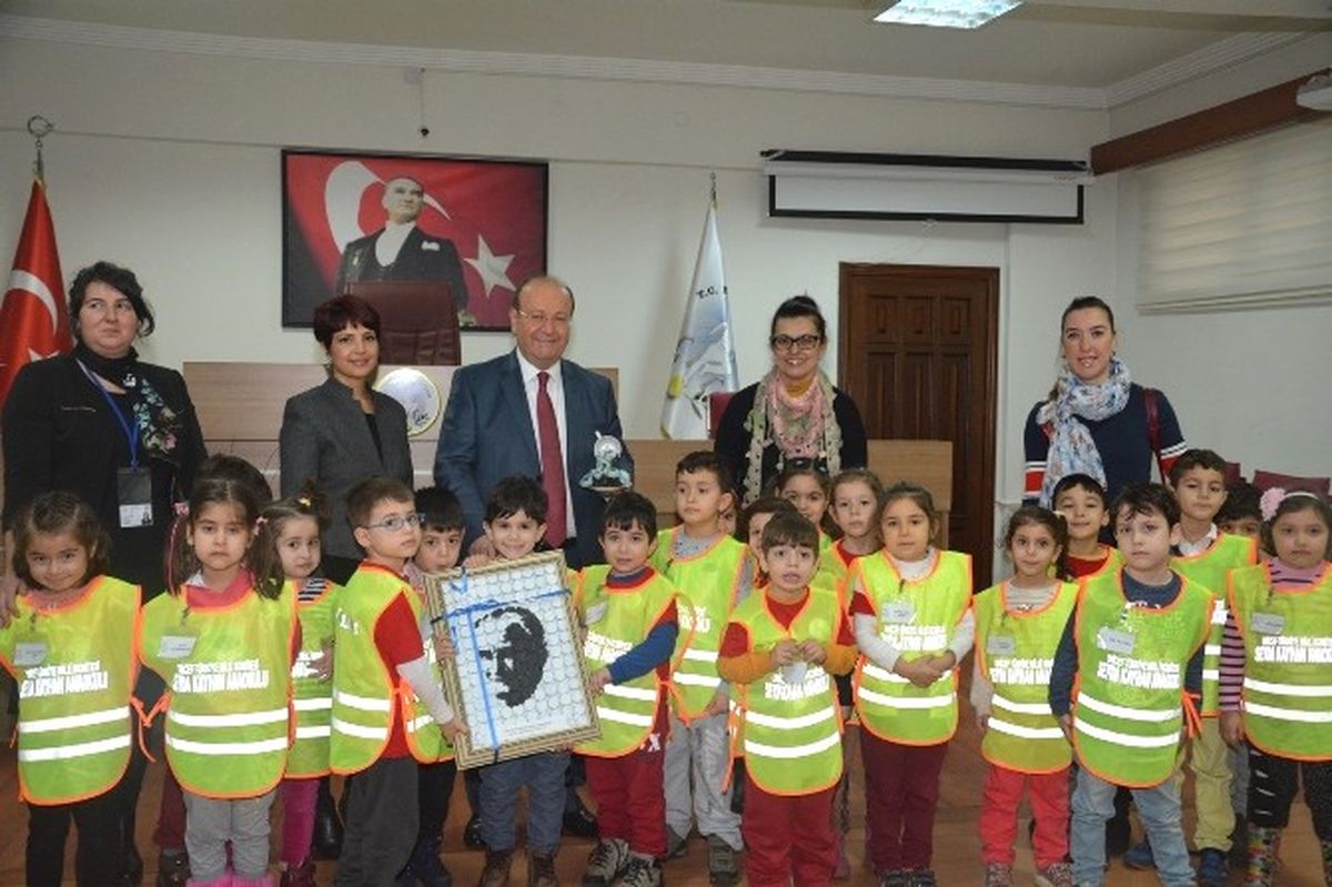 Çevreci Miniklerden Başkan Özakcan\'a Anlamlı Hediye