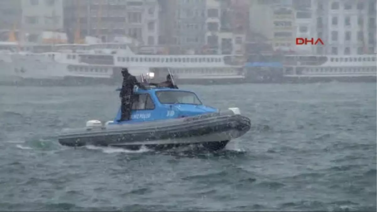 Eminönü\'de Annesinin Denize Attığı Bebek Aranıyor