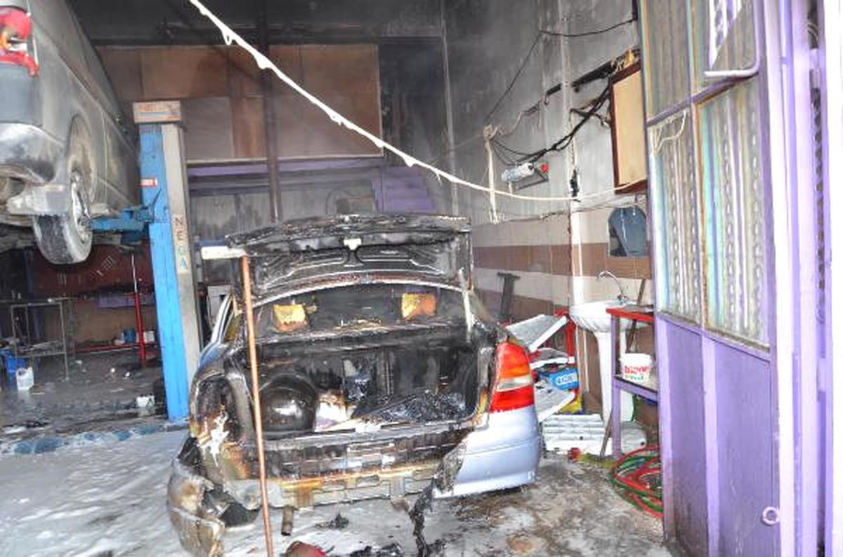 Gaz Kaçağı İçin Tamire Getirilen Lpg\'li Otomobil Yandı