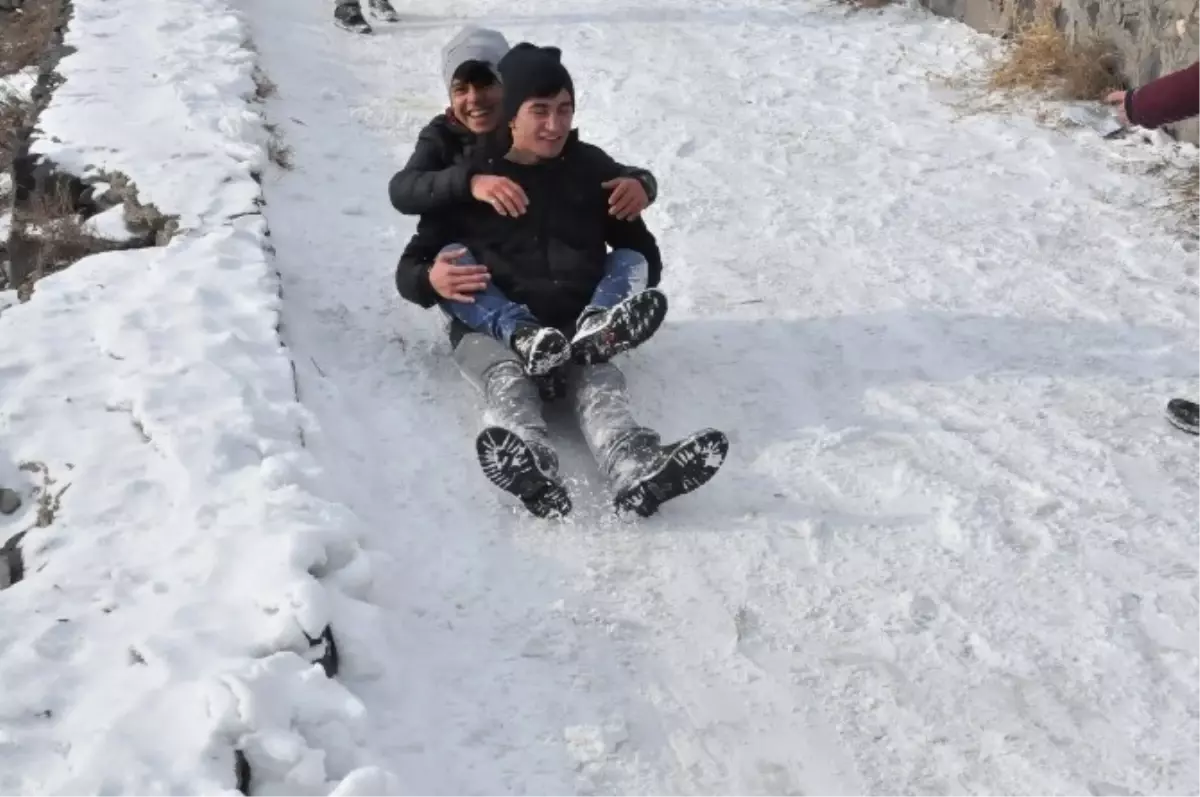 Gençlerin Kars Kalesi Eteklerinde Kızak Keyfi