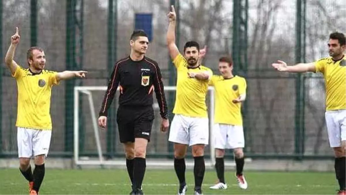 Hakemler Eyleme Hazırlanırken Futbolcular Hakemleri Protesto Etti