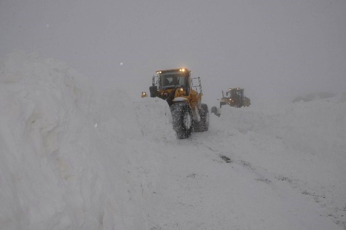 Hakkari\'de 89 Köy ile 217 Mezra Yolu Ulaşıma Kapandı