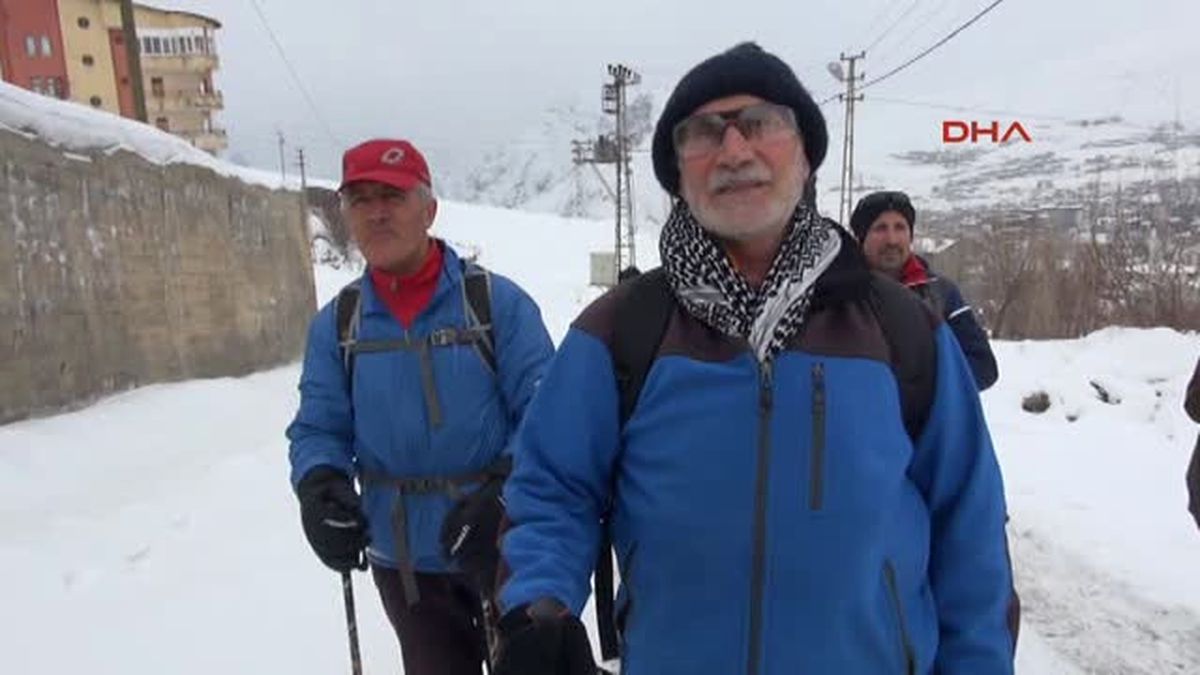Hakkarili Dağcılar 2 Bin 400 Rakımlı Vatan Dağı\'na Tırmandı