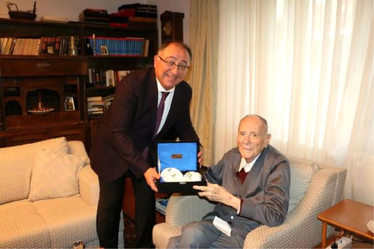 İstanbul Eski Belediye Başkanı Ahmet İsvan\'a \'Vefa\' Ödülü